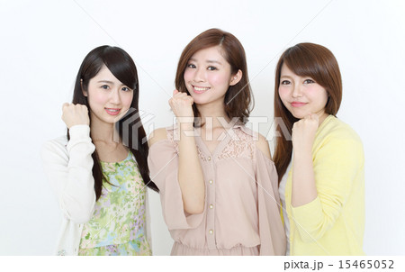 ガッツポーズをする三人の若い女性 15465052