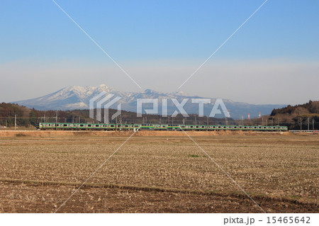 那須連山をバックに行く、宇都宮線E231系の黒磯始発 15465642