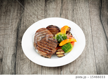Delicious grilled beef steakes Delicious grilled beef steakes 15466033
