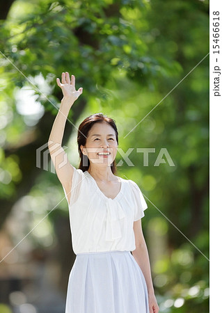手を振る女性の写真素材