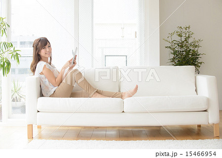 タブレット・若い女性 15466954