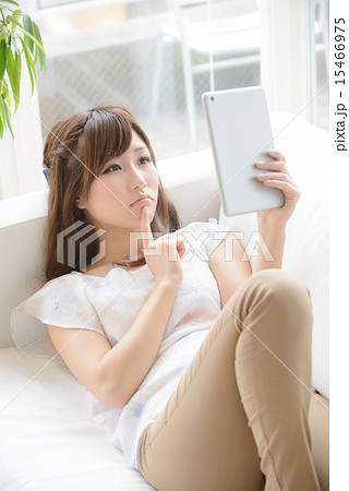 タブレット・若い女性 15466975
