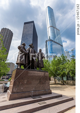 Memorial Statue in downtown Chicago river walk  15467192