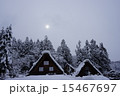合掌造りとおぼろ太陽 15467697
