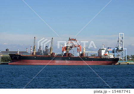 扇島で荷役をする貨物船の景色 15467741