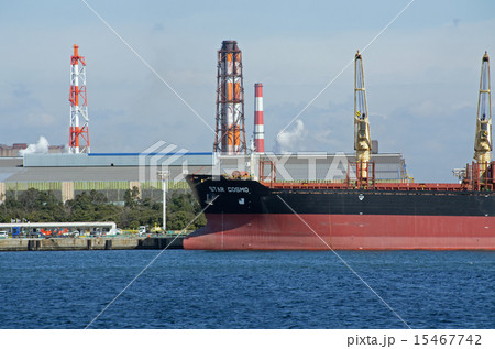 扇島で荷役をする貨物船と工場の景色 15467742