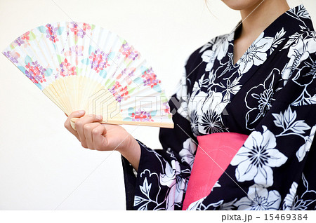 扇子が似合う浴衣の女性の写真素材