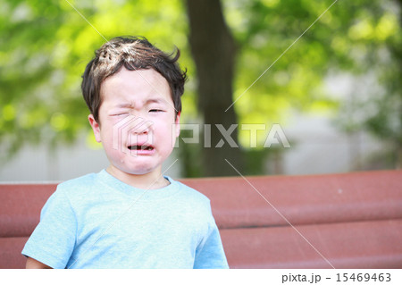 大泣きする幼児 大泣きする幼児 15469463