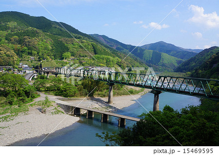 新緑の四万十川に架かる三島沈下橋と鉄橋 15469595
