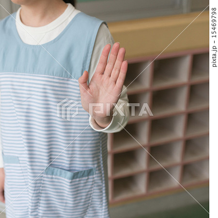保育士が手で制止するイメージ 保育士が手で制止するイメージ 15469798