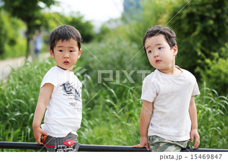 3歳の男の子ふたりの写真素材