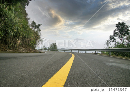 Low angle mountain road 15471347