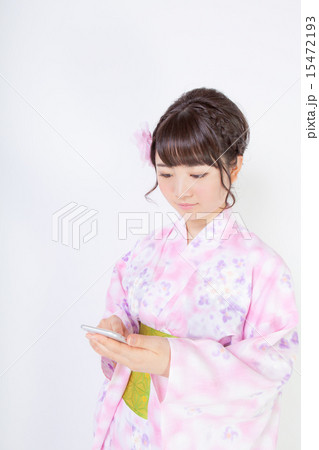 スマホを操作する浴衣の女性 スマホを操作する浴衣の女性 15472193