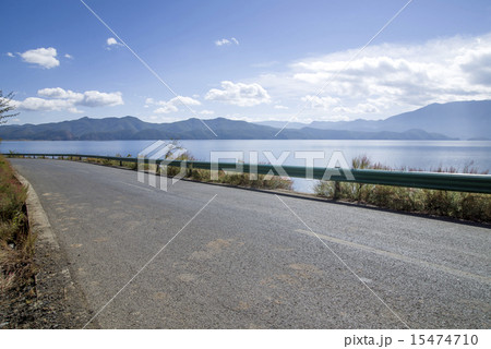 Quiet lakeside road 15474710