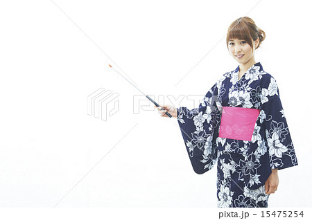 若い女性浴衣姿指差し棒白バック 15475254