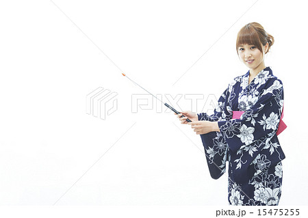 若い女性浴衣姿指差し棒白バック 15475255