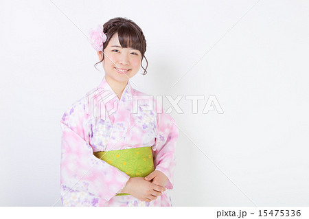 浴衣の若い女性 15475336
