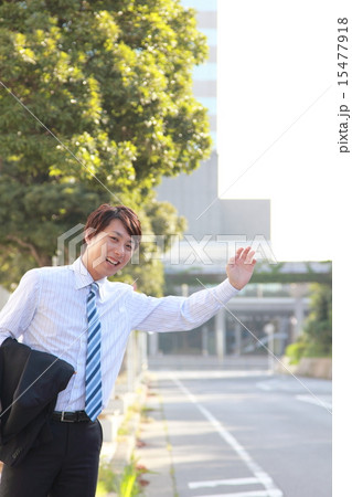 TAXI タクシー 挙手 (男性 仕事 スーツ サラリーマン ビジネスマン 会社員) TAXI タクシー 挙手 (男性 仕事 スーツ サラリーマン ビジネスマン 会社員) 15477918