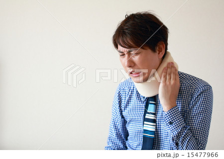 男性1人 (ビジカジ 怪我 会社員 サラリーマン 患者 ケガ 頸椎カラー 捻挫 頸椎捻挫 鞭打ち) 15477966