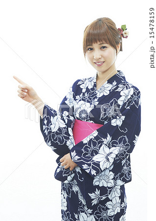 若い女性浴衣姿指差し白バック 15478159