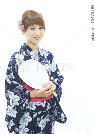 若い女性浴衣姿うちわ白バック 若い女性浴衣姿うちわ白バック 15478599