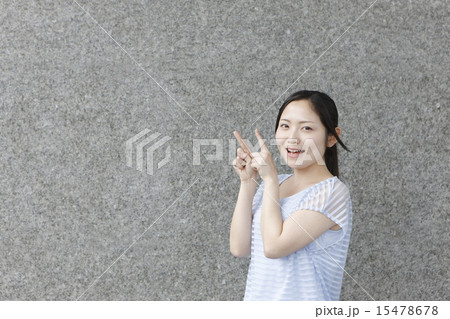 指をさす若い女性 指をさす若い女性 15478678