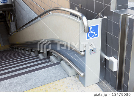 駅の階段　車いす　昇降機 15479080