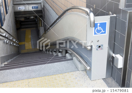 駅の階段 車いす 昇降機の写真素材