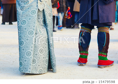Couple in traditional Tibetan costumes 15479598