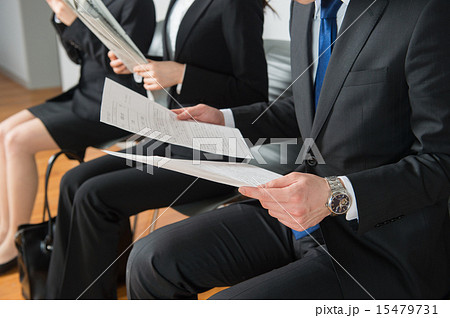 就職活動　就活　就職説明会　企業訪問　面接　待つ 15479731