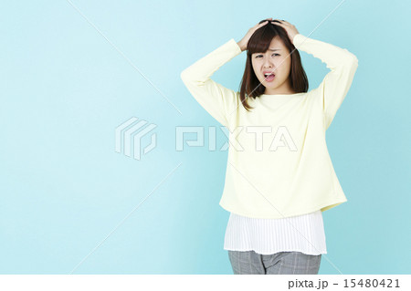 頭を抱える女性　　　 15480421