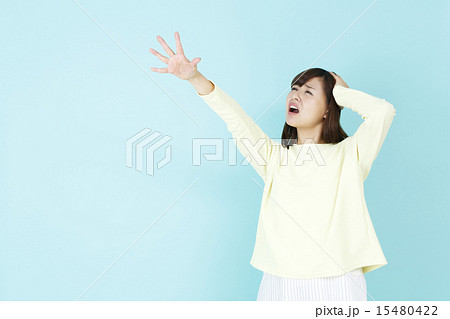 頭を抱える女性　 15480422