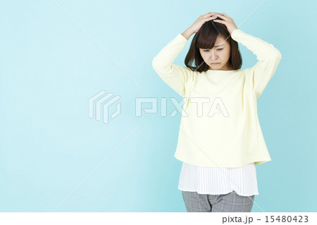 頭を抱える女性　　 15480423