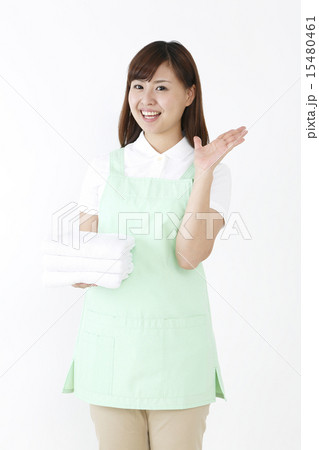 タオルを持って笑顔で案内するエプロン姿の女性 タオルを持って笑顔で案内するエプロン姿の女性 15480461