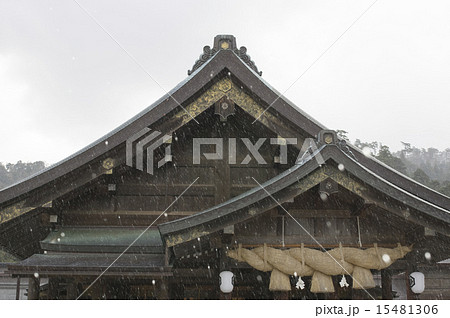 雪の降る出雲大社 15481306