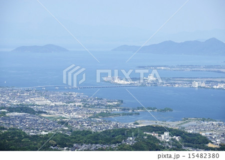 琵琶湖大橋と沖島を望む 15482380