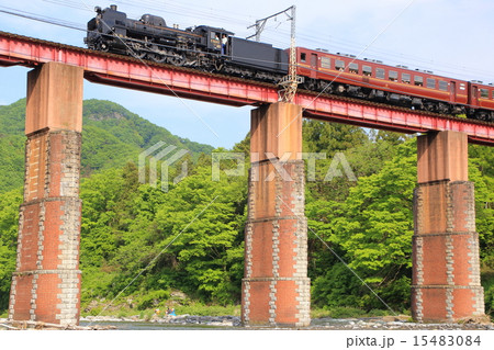 新緑を走る秩父鉄道のSL 新緑を走る秩父鉄道のSL 15483084