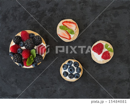 Berry and ricotta tarts 15484081