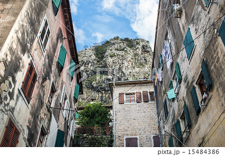 Typical local houses of the old town of Kotor 15484386