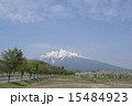 頂上に雪が残る、５月の岩木山。 15484923
