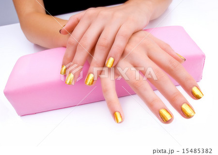 manicured woman fingernails 15485382