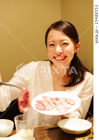 焼肉・女性 15486553