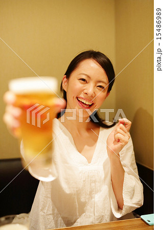 乾杯 女性の写真素材