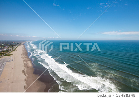 どこまでも伸びるきれいな海岸線を高度100mから空撮 15488249