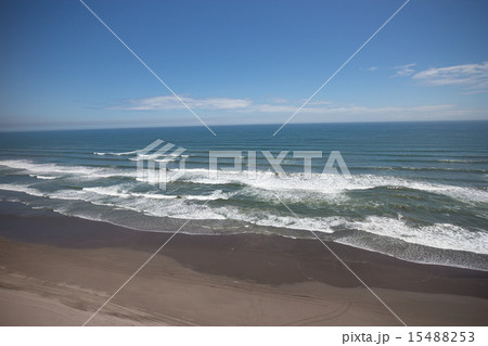 きれいな海岸線を空撮 15488253