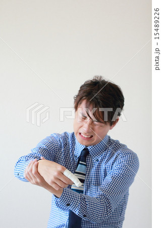 男性1人 (ビジカジ 怪我 会社員 サラリーマン 患者 ケガ 患者 処置 手当て) 15489226