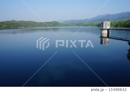 春の晴れた夕刻の満濃池　香川県仲多度郡まんのう町 15490632