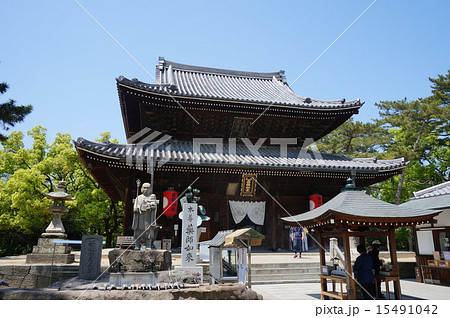 【四国八十八ヶ所】第七十五番 善通寺 国指定重要文化財の本堂と初夏の青空 香川県善通寺市 【四国八十八ヶ所】第七十五番 善通寺 国指定重要文化財の本堂と初夏の青空 香川県善通寺市 15491042