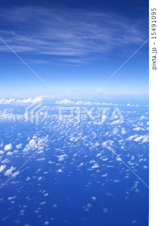 亜熱帯の沖縄近海、東シナ海上空に点在する雲 15491095