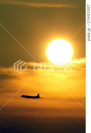 美しい夕日を背景に飛行する東日本大震災等の災害にも出動した海上自衛隊のP-3Cオライオン哨戒機 15491097
